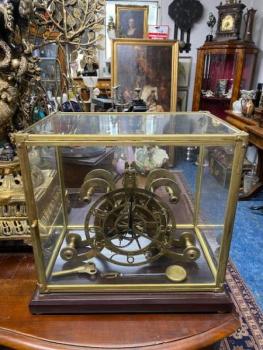 Skeletové hodiny ve skleněné skříňce  Skeletové hodiny ve skleněné skříňce