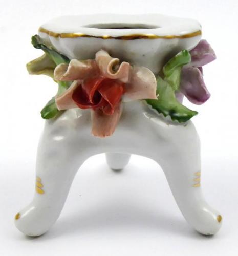 Nízký svícen s reliéfními květy Nízký svícen s reliéfními květy