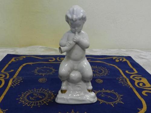 Zlacená bílá soška Fauna - Kunstabteilung, Německo Zlacená bílá soška Fauna - Kunstabteilung, Německo