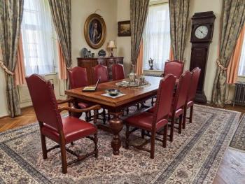 Velký rozkládací jídelní stůl z masivního dubu Velký rozkládací jídelní stůl z masivního dubu