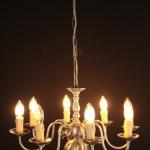 Nízký osmiramenný lustr z bílé mosazi Nízký osmiramenný lustr z bílé mosazi