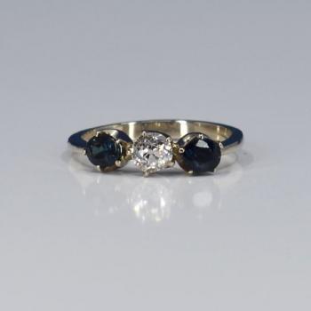 Bílozlatý prsten s briliantem a safíry Bílozlatý prsten s briliantem a safíry