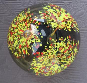 Těžítko se žlutočervenými květy Těžítko se žlutočervenými květy