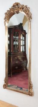Vysoké zrcadlo v barokním stylu Vysoké zrcadlo v barokním stylu