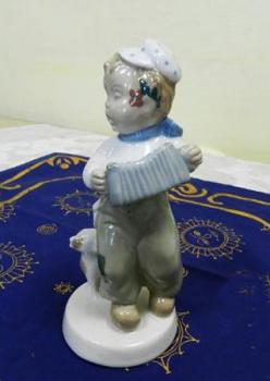 Elly Strobach: Chlapec s Harmonikou Royal Dux Elly Strobach: Chlapec s Harmonikou Royal Dux