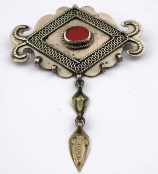 Brož s karneolem a přívěskem Brož s karneolem a přívěskem