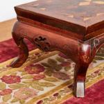 Vyřezávaný podkladní stolek s parketerií Vyřezávaný podkladní stolek s parketerií