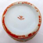 Malá červená vázička s postavami a drakem Malá červená vázička s postavami a drakem