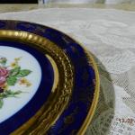 Zlacený kobaltový talíř s květinami Zlacený kobaltový talíř s květinami