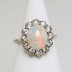 Zlatý prsten s opálem a diamanty Zlatý prsten s opálem a diamanty