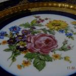 Zlacený kobaltový talíř s květinami Zlacený kobaltový talíř s květinami