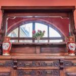 Anglický příborník s velkým zrcadlem – ručně vyřez Anglický příborník s velkým zrcadlem – ručně vyřez