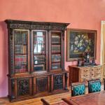 Velká neorenesanční knihovna s erbem Velká neorenesanční knihovna s erbem