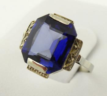86. ART DECO PRSTEN Z BÍLÉHO ZLATA SE SAFÍREM 86. ART DECO PRSTEN Z BÍLÉHO ZLATA SE SAFÍREM