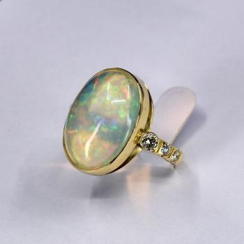 Zlatý prsten s opálem a brilianty Zlatý prsten s opálem a brilianty