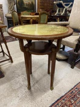 Stolek kulatý zdobený mosazí  Stolek kulatý zdobený mosazí