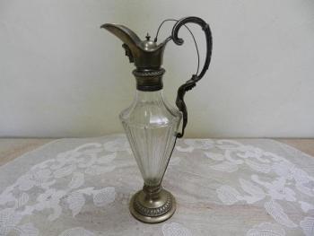 Broušený džbán v kovové montáži Broušený džbán v kovové montáži