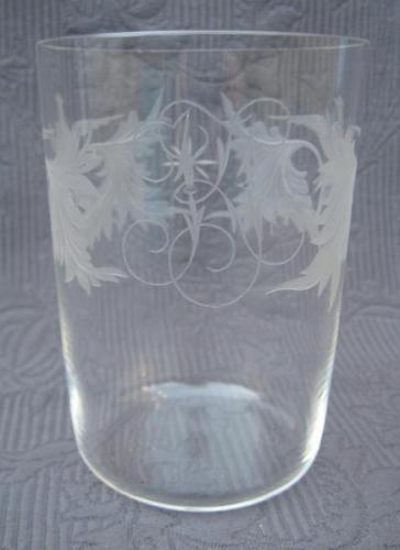 Sklenka, rytý motiv ptáčka, s monogramem JK/KJ Sklenka, rytý motiv ptáčka, s monogramem JK/KJ