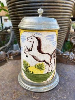 Keramický korbel s cínovým víčkem  Keramický korbel s cínovým víčkem