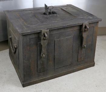 69. Kovaná vojenská truhla 69. Kovaná vojenská truhla