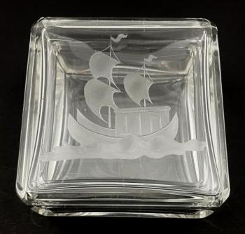 Ručně broušená skleněná dóza s korábem Ručně broušená skleněná dóza s korábem