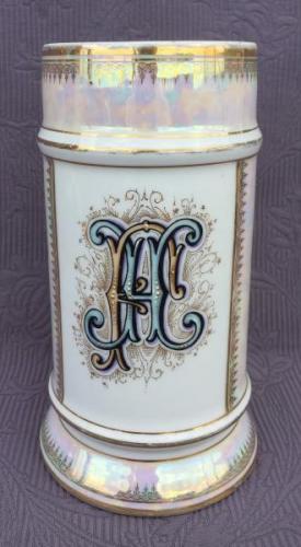 Korbel s monogramem s průsvitkou Korbel s monogramem s průsvitkou