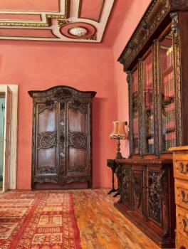 Svatební skříň z 18. století s hudebními motivy Svatební skříň z 18. století s hudebními motivy