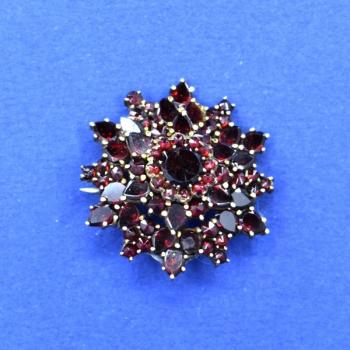 Granátová brož  Granátová brož