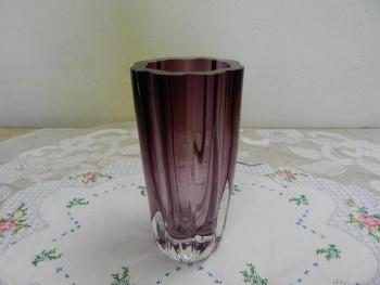 Masivní silnostěnná fialová váza Masivní silnostěnná fialová váza