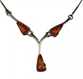 Náhrdelník stříbrný se třemi kapkami jantaru Náhrdelník stříbrný se třemi kapkami jantaru