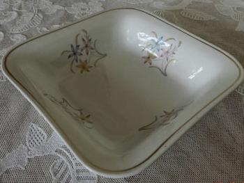 Porcelánová mísa s malovanými květy Porcelánová mísa s malovanými květy