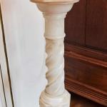 Alabastrový podstavec / sloup, Itálie Alabastrový podstavec / sloup, Itálie