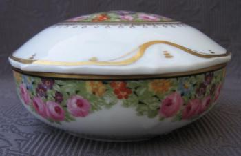 Dóza s květinovým dekorem, zn. Rosenthal  Dóza s květinovým dekorem, zn. Rosenthal