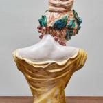 Fajánsová busta ve stylu Alfonse Muchy Fajánsová busta ve stylu Alfonse Muchy