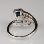 Zlatý prsten s diamanty a safírem Zlatý prsten s diamanty a safírem