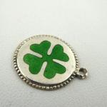 Stříbrný medailon se čtyřlístkem Stříbrný medailon se čtyřlístkem