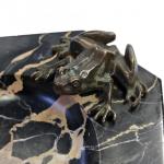 Popelník na doutníky z mramoru s bronzovou žábou Popelník na doutníky z mramoru s bronzovou žábou