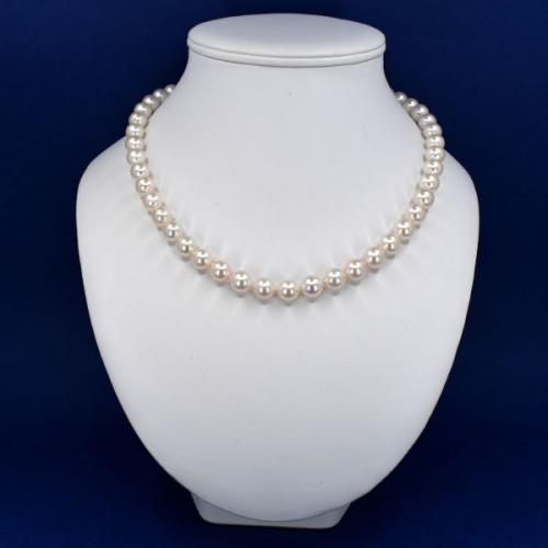 Perlový náhrdelník se zlatým uzávěrem Perlový náhrdelník se zlatým uzávěrem