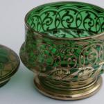 Dóza s víkem zeleného skla se zlacením Dóza s víkem zeleného skla se zlacením