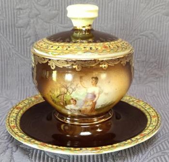 Dóza, karlovarský porcelán, zn. Loučky  Dóza, karlovarský porcelán, zn. Loučky