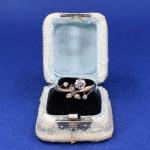 Zlatý secesní prsten s brilianty, Vídeň, 1900 Zlatý secesní prsten s brilianty, Vídeň, 1900