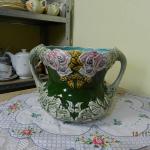 Secesní Květináč s plastickým motivem růží Secesní Květináč s plastickým motivem růží