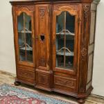 Vyřezávaná lutyšská dubová knihovna z 19. století  Vyřezávaná lutyšská dubová knihovna z 19. století