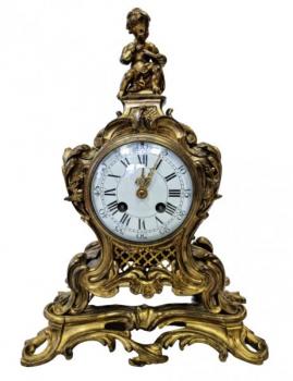 Hodiny bronzové na pevné konzolce, se sochou rytce Hodiny bronzové na pevné konzolce, se sochou rytce