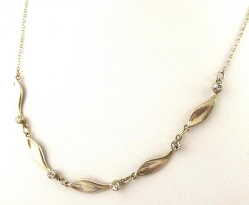 Stříbrný náhrdelník s lístky a kamínky Stříbrný náhrdelník s lístky a kamínky
