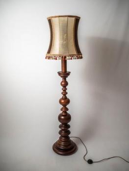 Dřevěná stojací lampa s měchýřovým stínidlem Dřevěná stojací lampa s měchýřovým stínidlem