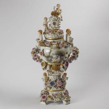 193. Dekorativní váza s víkem 193. Dekorativní váza s víkem