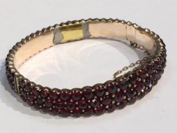 Granátový náramek Granátový náramek