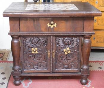 Bohatě vyřezávaná skříňka Bohatě vyřezávaná skříňka