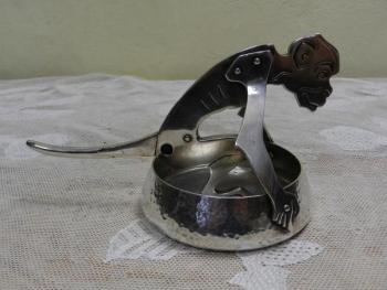 Tepaný popelník na doutníky, opice Tepaný popelník na doutníky, opice